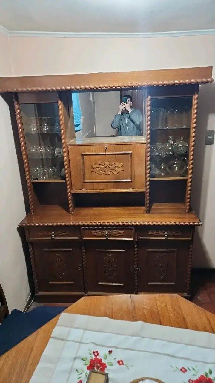 Vitrina de madera con diseño clásico - 4