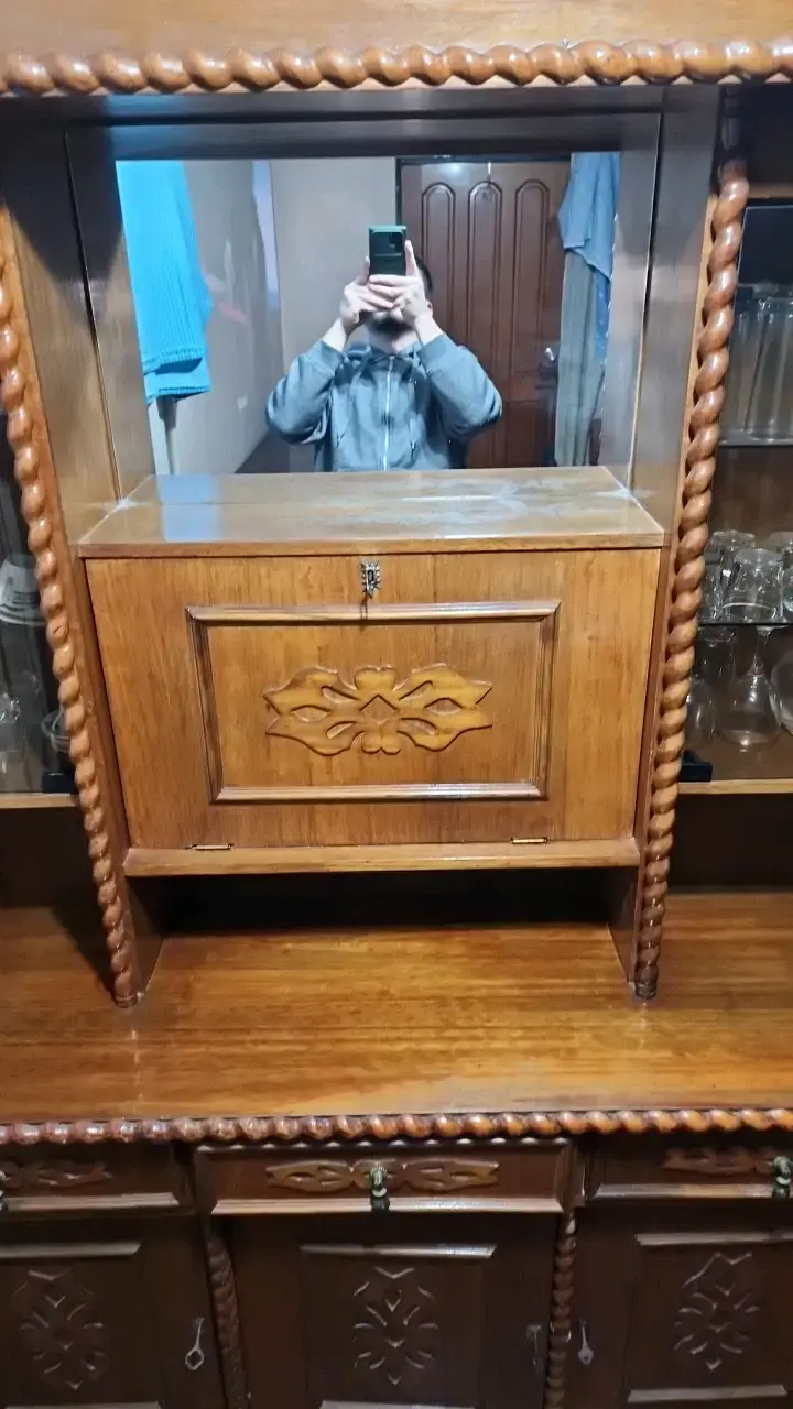 Vitrina de madera con diseño clásico - 6