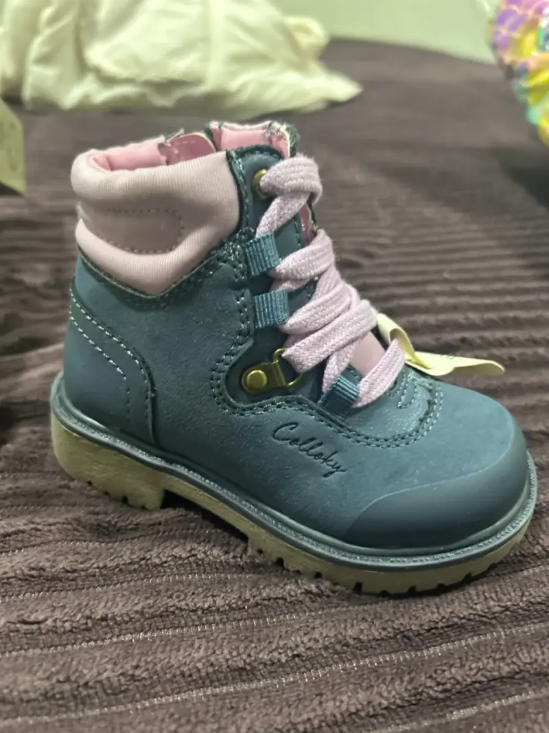 Botín infantil azul con detalles rosados - 1