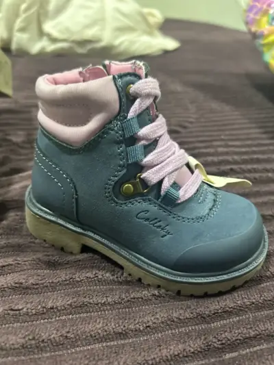 Botín infantil azul con detalles rosados - miniatura 1