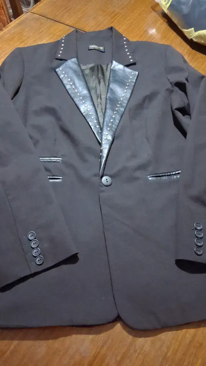 Blazer negro con detalles de cuero y tachas - 1