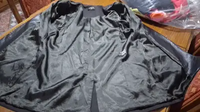 Blazer negro con detalles de cuero y tachas - miniatura 2