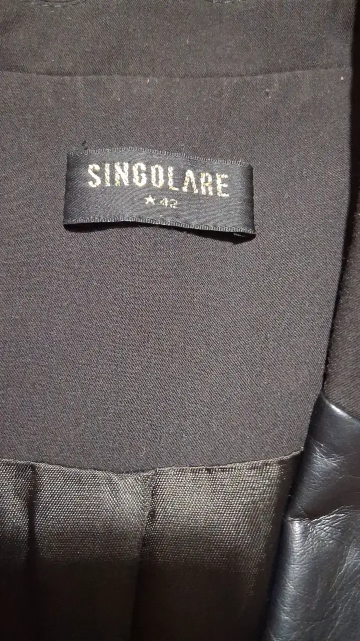 Blazer negro con detalles de cuero y tachas - 3