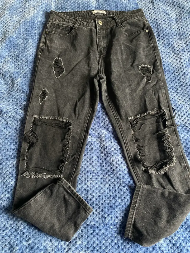 Jeans negros desgastados para mujer
