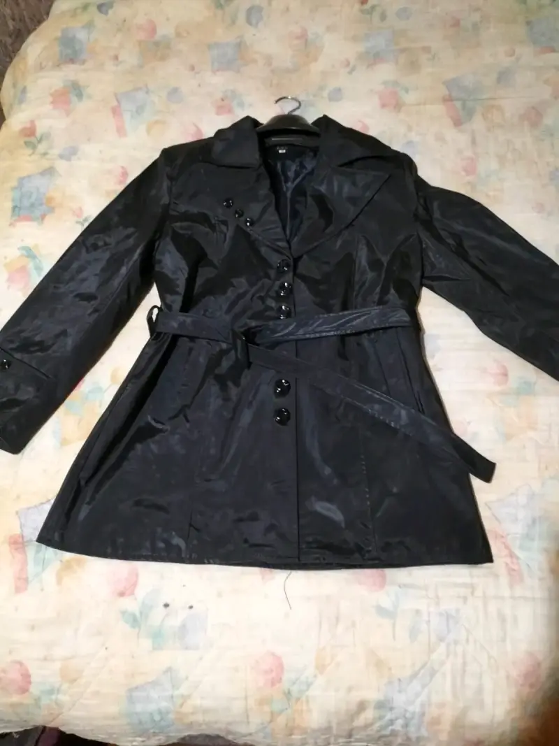 Abrigo negro con cinturón para mujer - 1