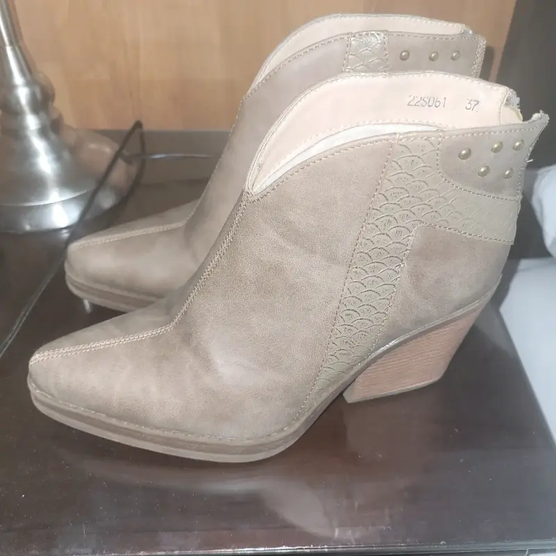 Botines beige con tacón - 1