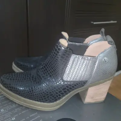 Botines  negro con plateado  diseño reptil - miniatura 1