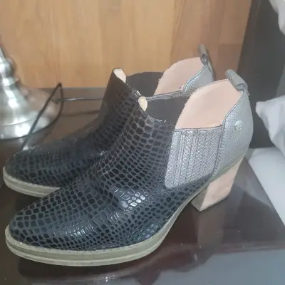 Botines  negro con plateado  diseño reptil - miniatura 2