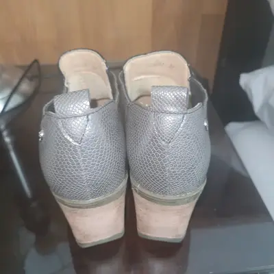 Botines  negro con plateado  diseño reptil - miniatura 3