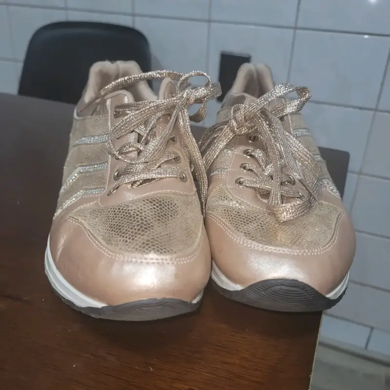 Zapatillas doradas con detalles brillantes planas - 2