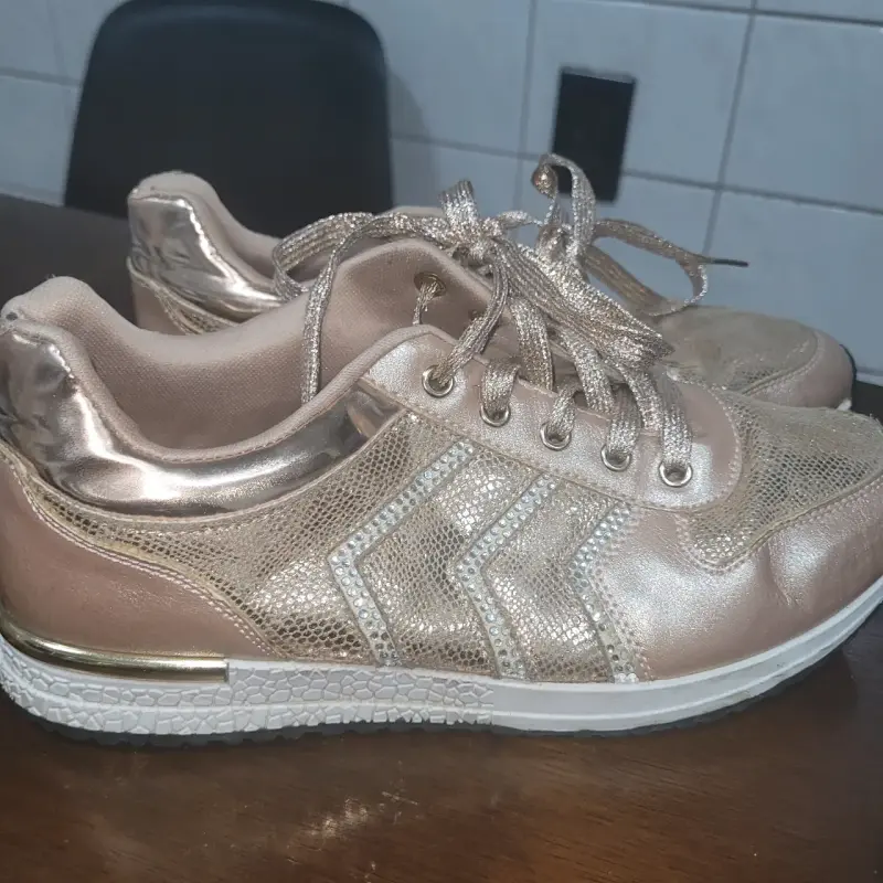 Zapatillas doradas con detalles brillantes planas - 3