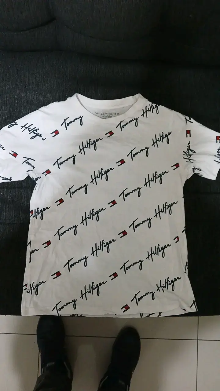 Polera Tommy Hilfiger blanca estampada