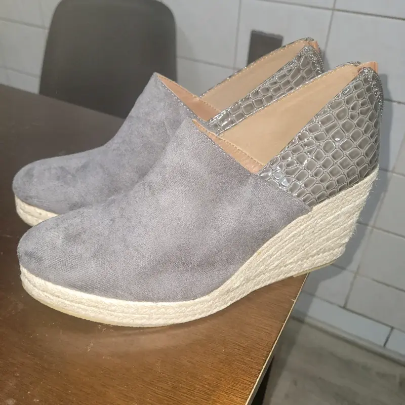 Zapatos de cuña gris con detalle reptil - 1