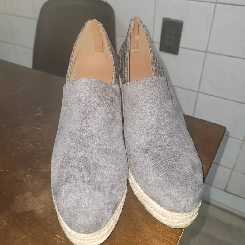 Zapatos de cuña gris con detalle reptil - 2