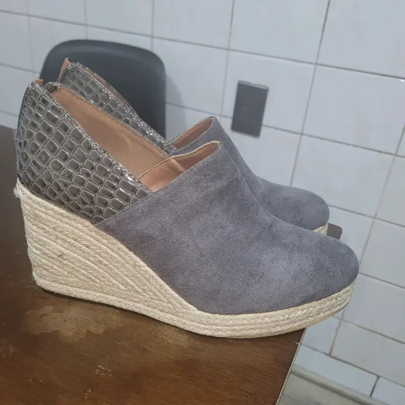 Zapatos de cuña gris con detalle reptil - 3