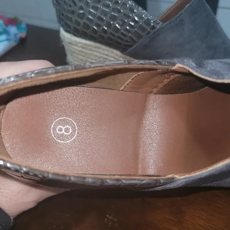 Zapatos de cuña gris con detalle reptil - 4