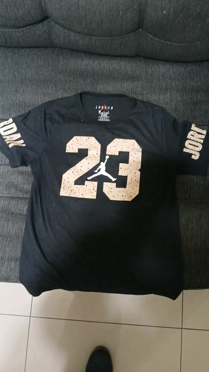 Polera Jordan negra con número 23