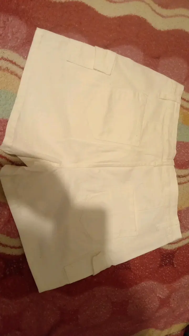 Shorts blancos de mujer con bolsillos - 2