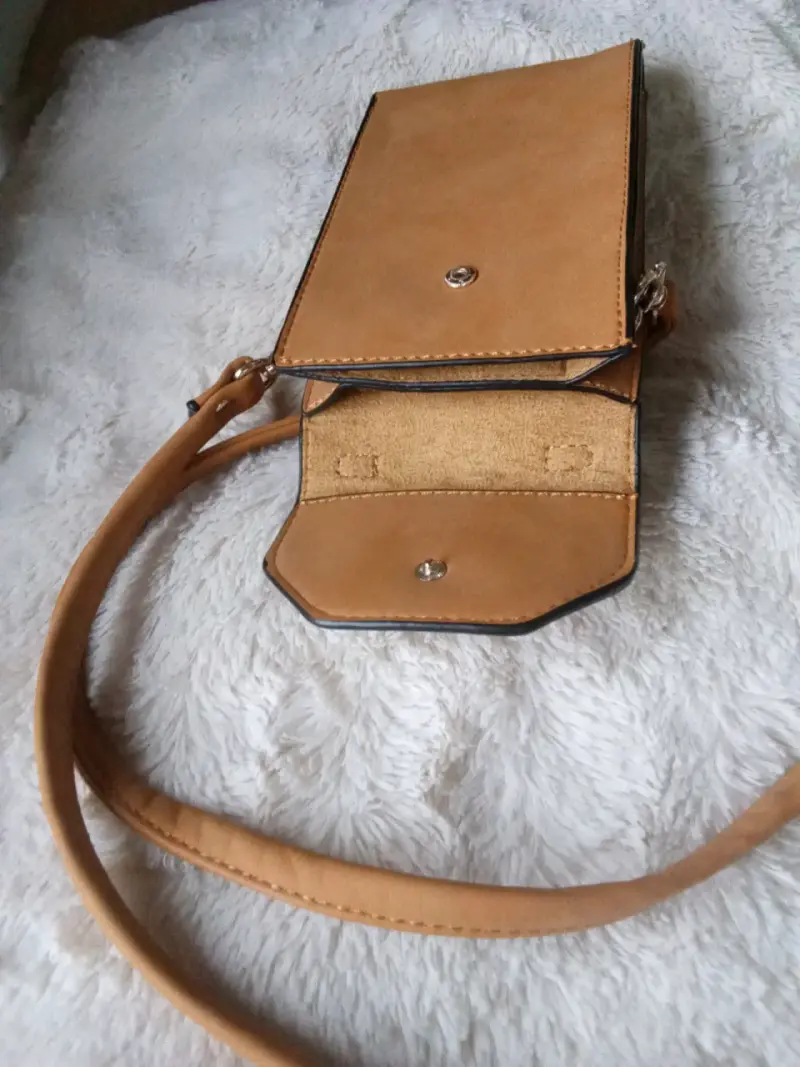 Cartera bandolera marrón con tachas - 3