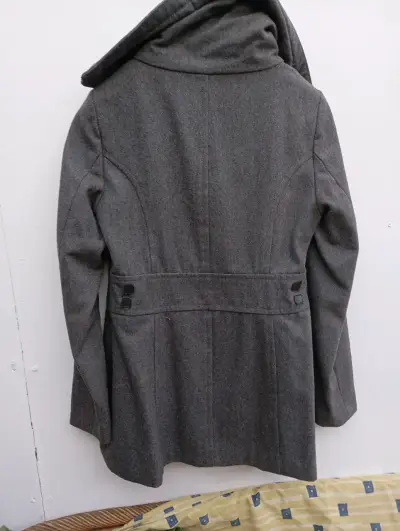 Abrigo gris  con cuello y cierre - miniatura 2