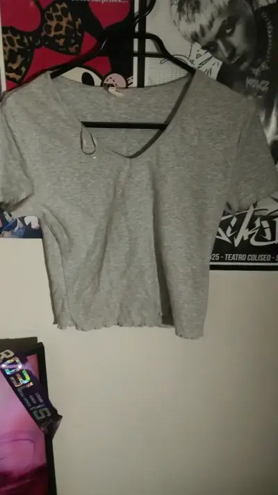 Polera gris de algodón con detalle en cuello - miniatura 1