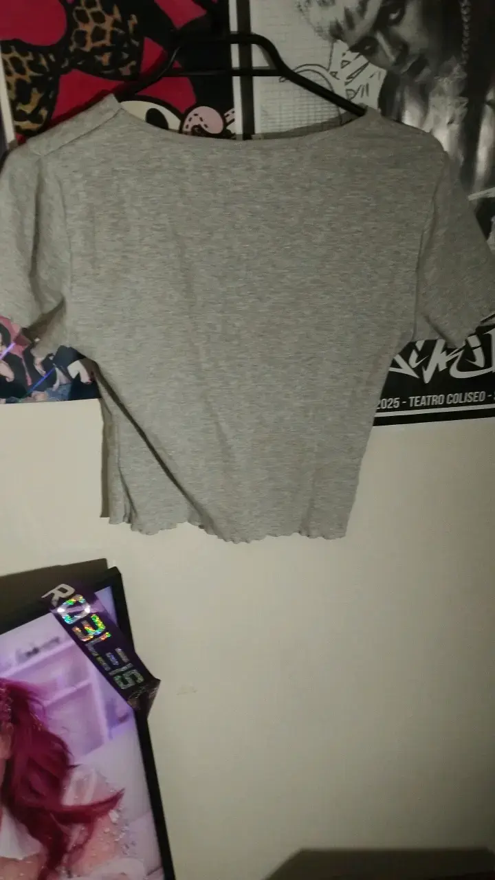 Polera gris de algodón con detalle en cuello - 2