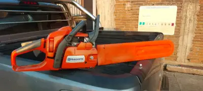 Motosierra Husqvarna naranja semi- nueva - miniatura 1