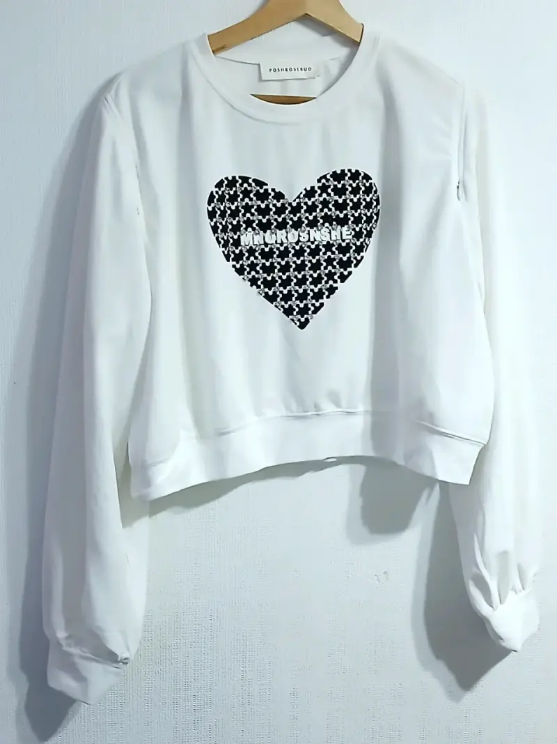 Polerón blanco con diseño de corazón - 1