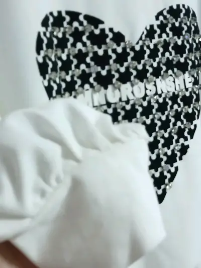 Polerón blanco con diseño de corazón - miniatura 2