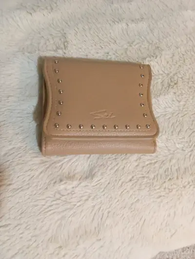 Billetera de eco cuero beige con tachas - miniatura 1
