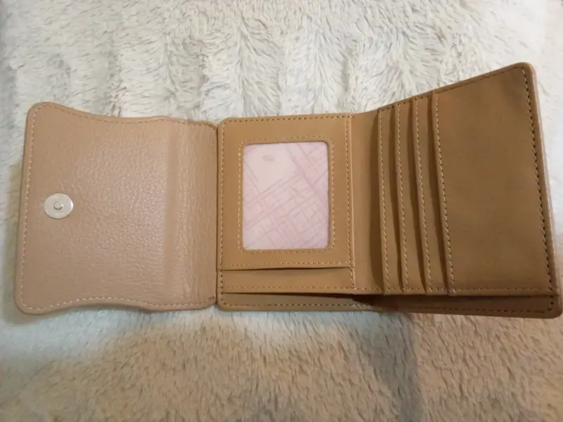 Billetera de eco cuero beige con tachas - 2
