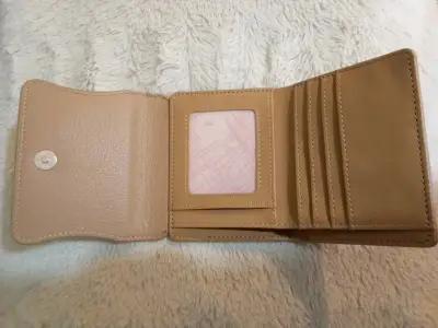 Billetera de eco cuero beige con tachas - miniatura 2