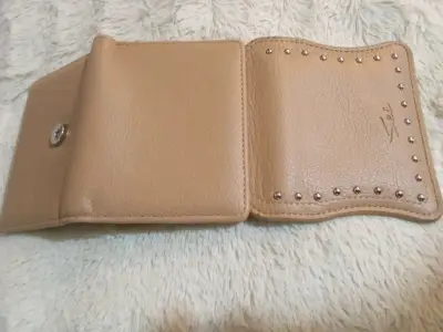 Billetera de eco cuero beige con tachas - miniatura 3