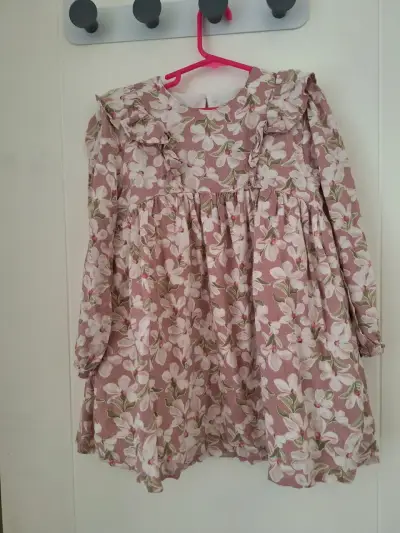 Vestido infantil floral rosa con volantes - miniatura 1