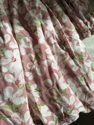 Vestido infantil floral rosa con volantes - miniatura 2