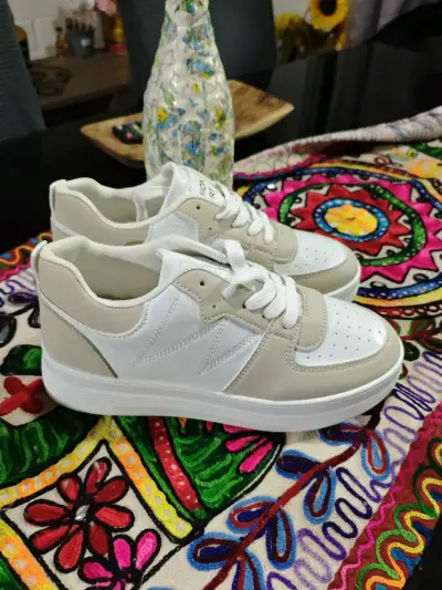 Zapatillas deportivas blancas y beige - miniatura 1