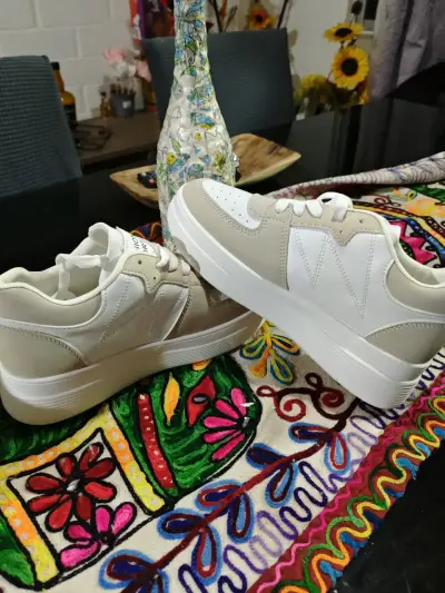 Zapatillas deportivas blancas y beige - miniatura 2
