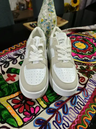 Zapatillas deportivas blancas y beige - miniatura 3