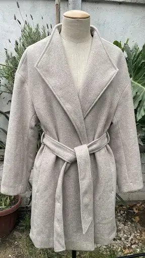 Abrigo beige claro con cinturón para mujer - miniatura 1