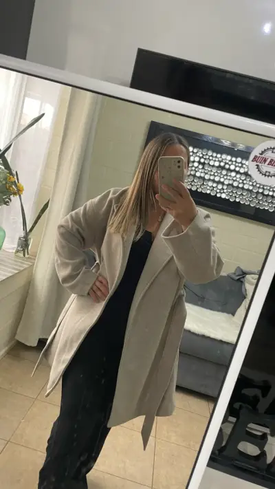 Abrigo beige claro con cinturón para mujer - miniatura 2