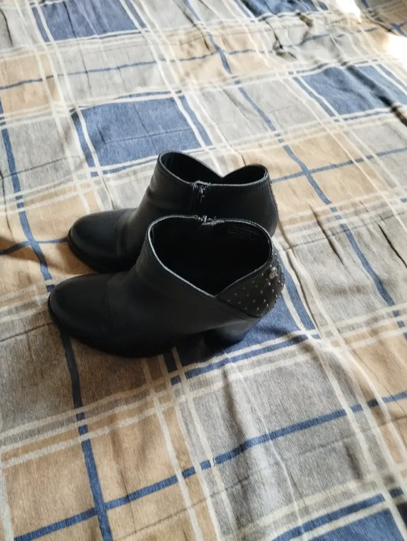 Botines negros con tachas para mujer - 1