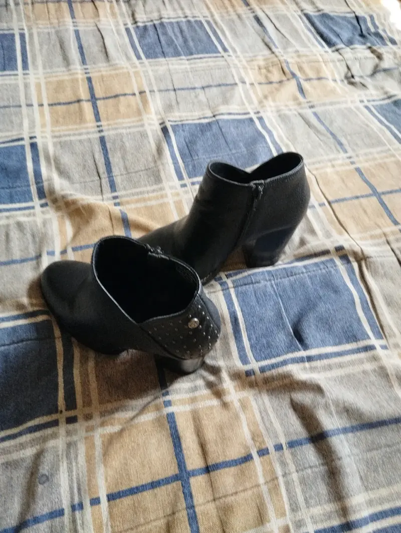 Botines negros con tachas para mujer - 2