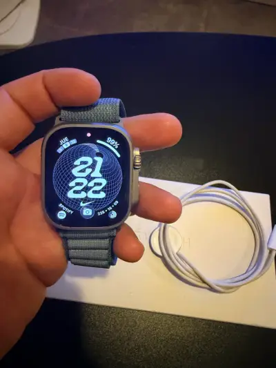 Apple Watch Ultra 3 con correa azul y cargador - miniatura 1
