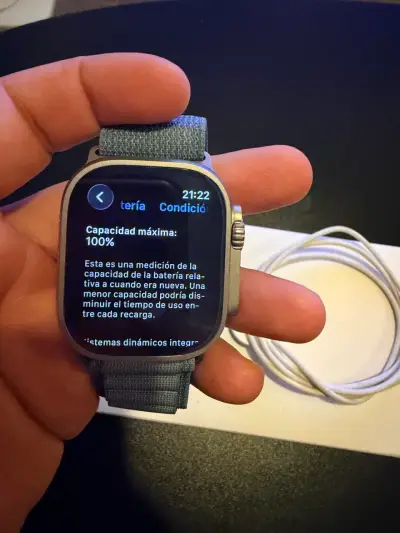 Apple Watch Ultra 3 con correa azul y cargador - miniatura 2