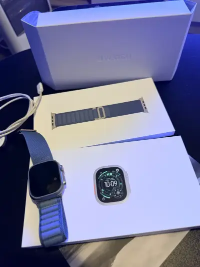 Apple Watch Ultra 3 con correa azul y cargador - miniatura 3