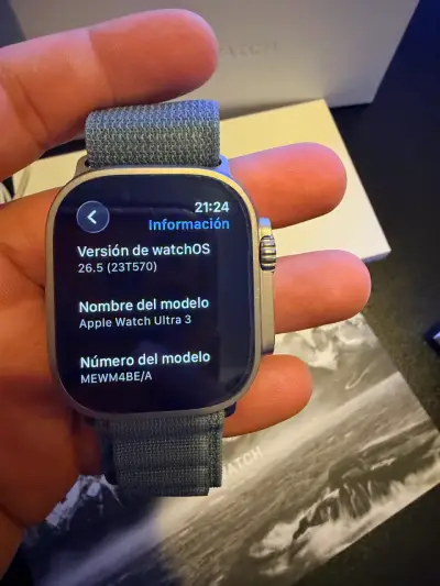 Apple Watch Ultra 3 con correa azul y cargador - miniatura 4