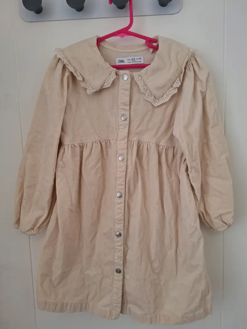 Vestido infantil beige Zara con cuello bordado - 1