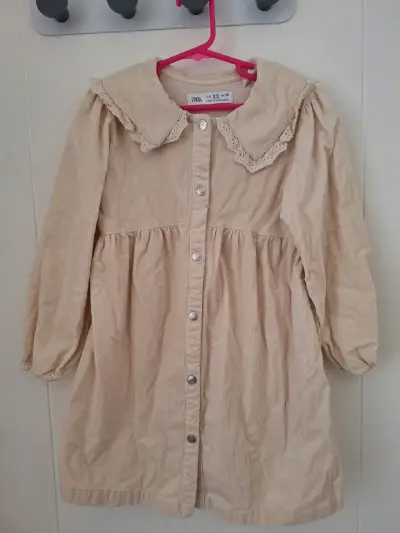 Vestido infantil beige Zara con cuello bordado - miniatura 1