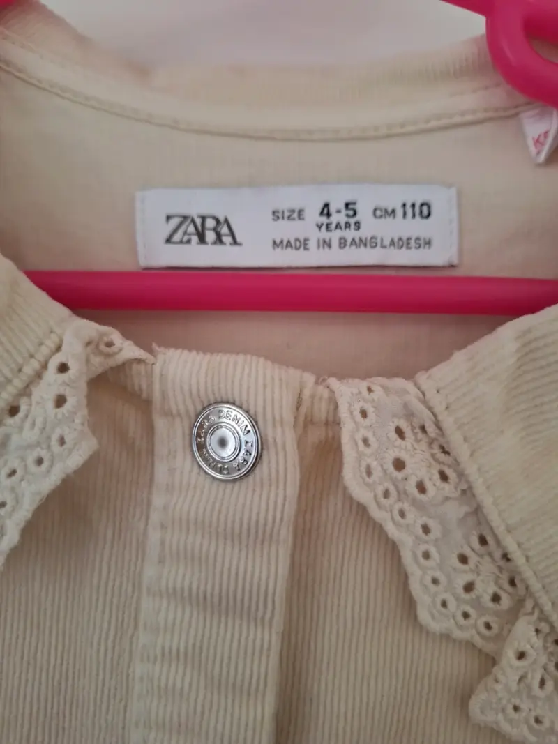 Vestido infantil beige Zara con cuello bordado - 2