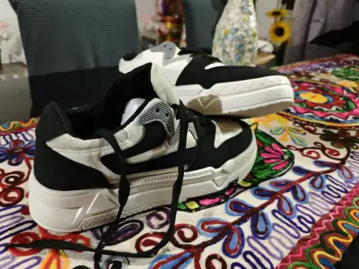 Zapatillas deportivas blanco y negro unisex - miniatura 1